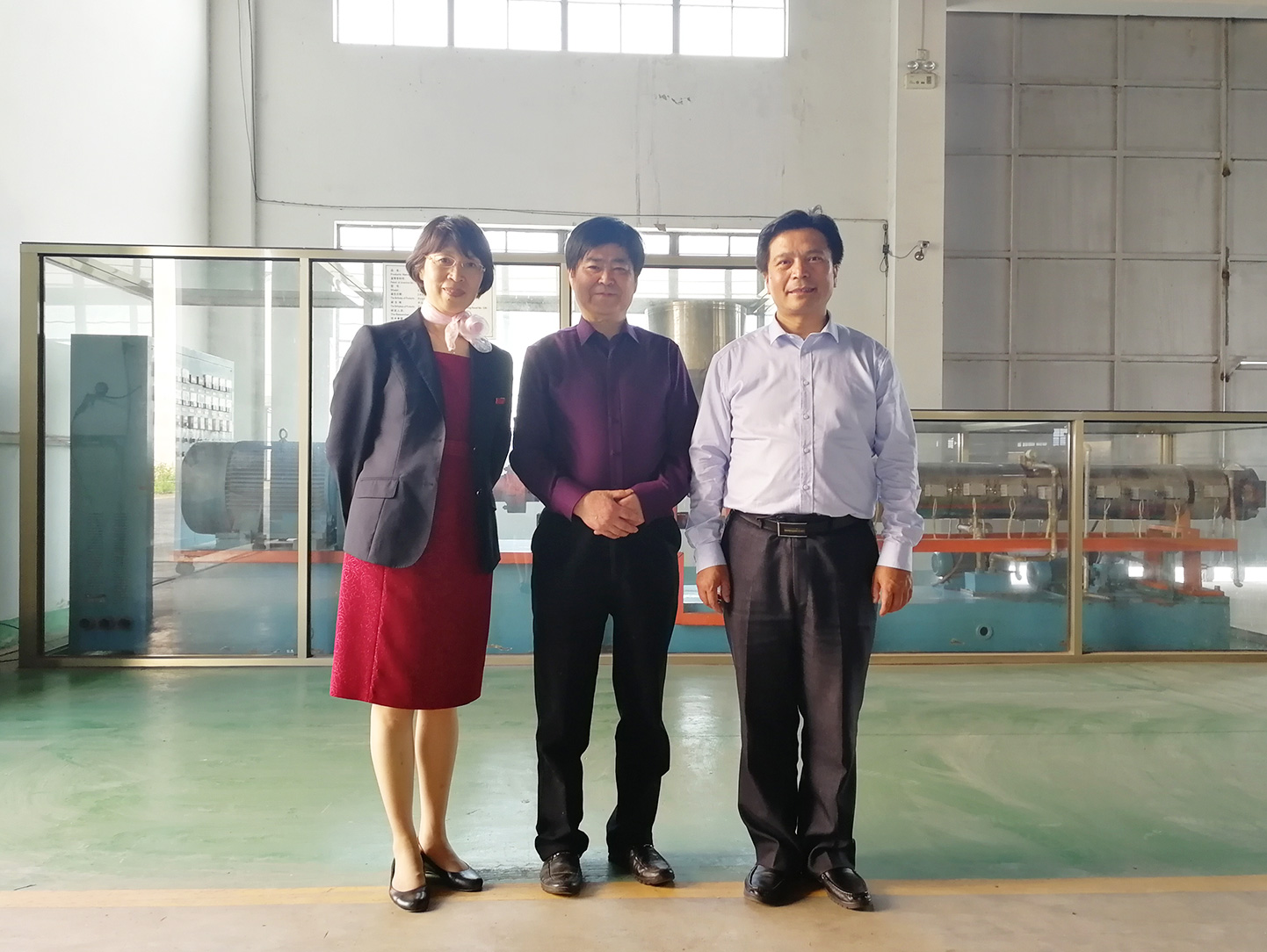 中塑协专家到莅临我公司参观指导.jpg 中塑协专家到莅临我公司参观指导.jpg